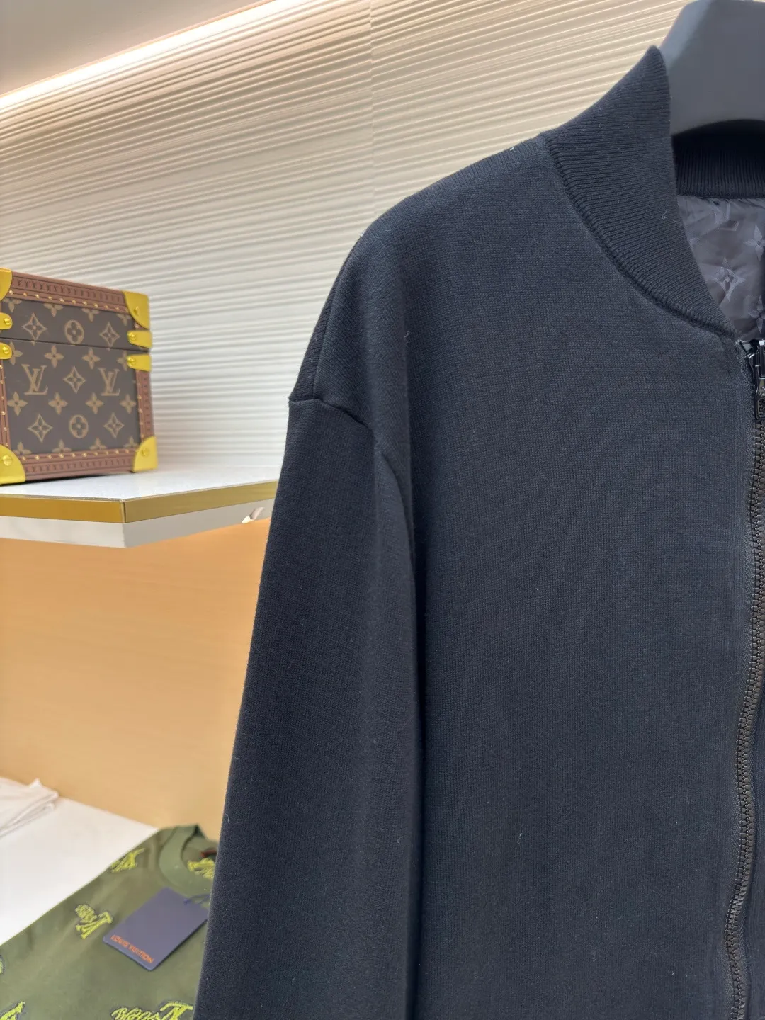 LOUIS VUITTON double-sided zipper jacket ●Authentic product: 21300 purchase and development ●Item number: 1680683-B95 ●Fabric: nylon fabric ●Technology: full-width jacquard production ●Version: loose version ●Weight: about 665 grams ●Size: S-M-L-XL ●Description: Customized high-end nylon fantasy jacquard brocade and cotton sheep dense needle velvet, rich texture, full color, soft and delicate Double-sided charm, one piece of clothing to enjoy. One side quietly appears with low-key elegance. The iconic embroidered LV logo is embellished on it. The other side is covered with Yingze's full-width Monogram pattern, instantly lighting up the whole place. Exuding a sense of high-end from the inside out. Double-sided splendor. Like two movements in a symphony, each is wonderful and reflects each other. Unlock the noble code of fashion and use imported machine embroidery technology to use advanced computer control systems and precision mechanical components to realize LV logo embroidery operations. High precision, smooth and delicate lines, fabric jacquard technology, by weaving a full-width Monogram jacquard texture technology on the surface of the fabric, controlling the interweaving method of warp and weft lines, and accurately controlling the interweaving density and tension of the yarn to make it more three-dimensional. Ergonomic three-dimensional tailoring returns to traditional craftsmanship through segmentation, folding, shrinking, and stretching techniques. The so-called slow work produces fine work, which is the respect for materials and the pursuit of feel. The workmanship is complex and tedious, slow in aging, and high in loss. The overall wiring is straight and delicate, the fabric is comfortable and soft, and the color is consistent without color difference. It can be matched with the same style to create a fashionable look and control various occasions. Customized accessories, complete with three standards, same style for men and women!